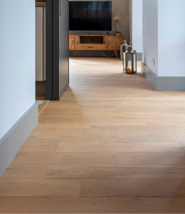 Photo de galerie - Rénovation et ponçage de parquet bois avec finition soignée. Réalisation MCB Habitat.