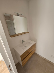 Photo de galerie - Pose d'un meuble vasque avec miroir aprés carrelage