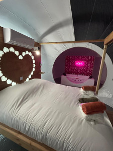 Photo de galerie - Création lit pour maison bulle avec clim, vidéo projecteur, rétro-éclairage RVB, prises 220, USB c.
