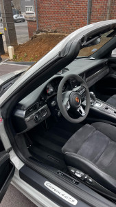 Photo de galerie - Cette magnifique Porsche a fait appel à mes services pour un nettoyage intérieur complet 
