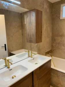 Photo de galerie - Aménagement d’une salle de bain moderne avec baignoire, double-vasque, mitigeurs, robinetterie.....