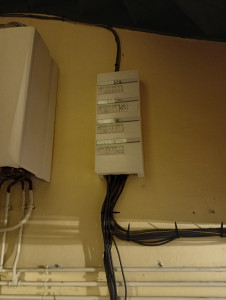 Photo de galerie - Mise en place d'un tableau, reprise totale de l'électricité