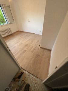 Photo de galerie - Pose de parquet flottant dans une chambre entièrement rénovée. 