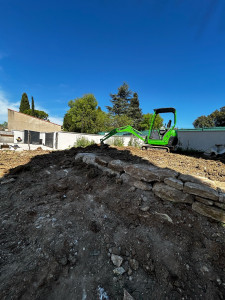 Photo de galerie - Terrassement / enrochement avant plantation d’un gazon 
