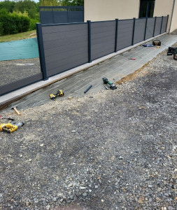 Photo de galerie - Pose de bâche et clôture composite