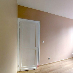 Photo de galerie - Une petite pièce murs, plafonds et porte sont finies 
avec 3 couleurs différentes en peinture satinées 
