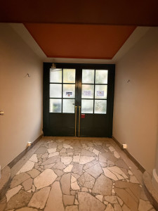 Photo de galerie - La porte d'un bâtiment principal