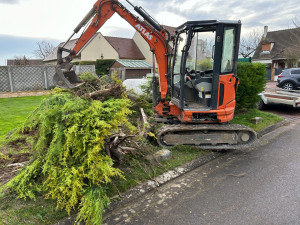 Photo de galerie - Enlèvement haie de sapin pour mise en place d’une clôture rigide avec plaque de soubassement 