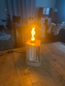 Photo de galerie - Création d’une lampe décorative tout bois