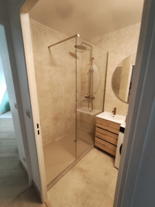 Photo de galerie - Rénovation totale d'une salle de bain carrelage sol et mur intégral dépose d'une baignoire pose d'un receveur plus parois plus colonne plus meuble vasque