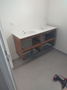 Photo de galerie - Pose meuble double vasque suspendu 