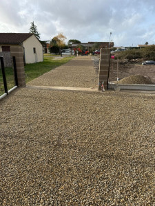Photo de galerie - Réalisation d'un seuil de portail coulissant avec piliers +finition 6/10 alluvionnaire 