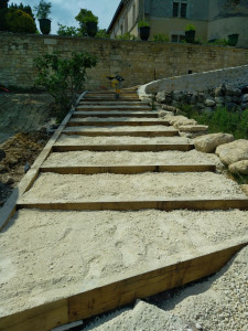 Photo de galerie - Création d'un escalier en traverses paysagères 