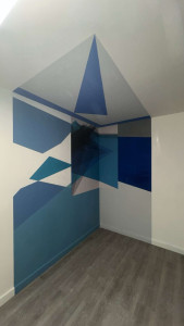 Photo de galerie - Peinture décorative avec papier peint panoramique.