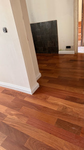 Photo de galerie - Pose de parquet en bois massif avec réalisation de plinthes décoratives. Travail soigné et ajustements précis pour une finition élégante et durable.