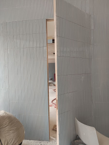 Photo de galerie - Pose des carrelages sur la porte 