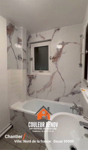 Photo de galerie - Rénovation complète d'une salle de bains : pose de revêtements muraux en PVC et installation d'une baignoire.
