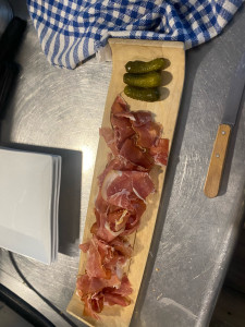 Photo de galerie - Planche apéro cerrano que j’ai coupé et dressé 