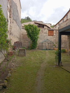 Photo de galerie - Vu d'ensemble de la réfection d'un jardin avec plantation de bulbes, clématites, d'hortensia, taille et fixation des rosiers, création jardin potager et élagage noisetier et tonte 