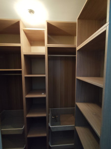 Photo de galerie - Montage et fixation des meubles en kit.