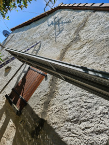 Photo de galerie - Coupage du mûre pour rebouchage de fissure sur façade 