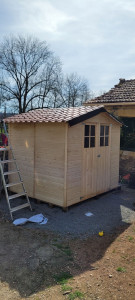 Photo de galerie - Montage d'un abri de jardin en bois  avec modération de la toiture 