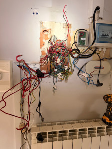 Photo de galerie - Début d'incendie sur tableau électrique avec mélange de neutre et sans interrupteur différentiel ( pendant )