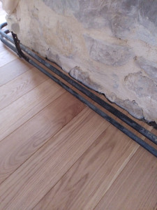 Photo de galerie - Parquet collé chêne massif contre murs de pierre
