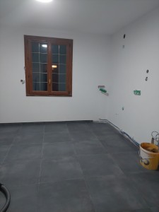 Photo de galerie - Posé de carrelage où  sol à l'intérieur de coussin et peinture le mure et plafond 