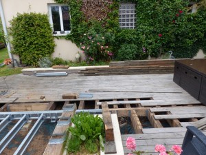 Photo de galerie - restauration d'une terrasse en poutre galvanisées et repose du plancher.
