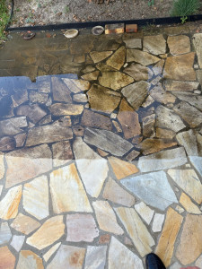 Photo de galerie - Voici un nettoyage de dallage qui reprend ça couleur d’origine avec un produit professionnel ce produit fonctionne également pour façades/pignon/dallage/toiture/muret