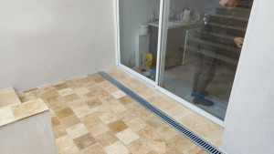 Photo de galerie - Réalisation d'une terrasse en travertin 