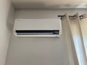 Photo de galerie - Installation et pose d’une climatisation Samsung Wifi réversible avec tirage nouvelle ligne câble alimentation electrique jusqu’au tableau avec nouveau disjoncteur 