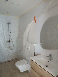 Photo de galerie - Pose sanitaire dans une salle de bain rénovée:
- wc suspendu 
- colonne de douche 
- meuble vasque