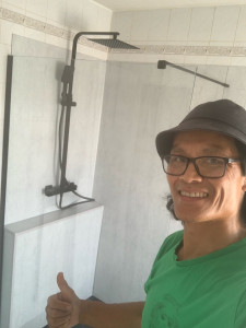 Photo de galerie - Réalisation de douche avec des panneaux PVC sur receveur plat noir et pose de verre 200x120 