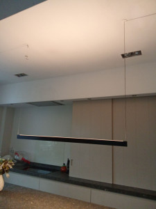 Photo de galerie - Pose d' une réglette très fine sur un îlot de cuisine 