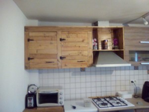 Photo de galerie - meuble haut de cuisine en palettes