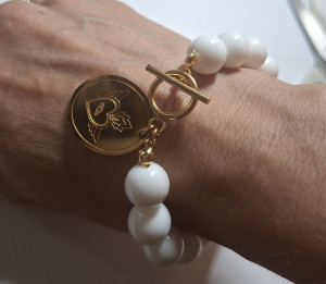 Photo de galerie - Bracelet Ex-voto fait main, acier inoxydable et perles en résine acrylique.