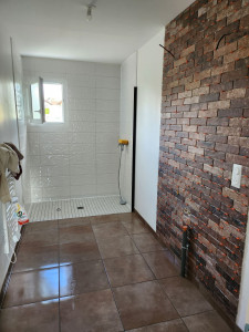 Photo de galerie - Chantier salle de bain complète.
#Faïence#briquette plus pose d'une paroi avec receveur de douche. 