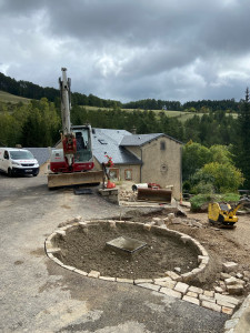 Photo de galerie - Travaux de VRD et maçonnerie générale : terrassement, préparation de plateforme, réseaux, assainissement, aménagement extérieur et ouvrages maçonnés. 