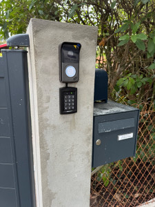 Photo de galerie - Pose interphone plus clavier portail motorisé 