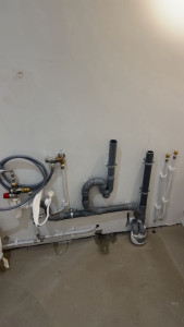 Photo de galerie - Création, évacuation, machine à laver lavabo et cumulus+ mise en place des alimentations d’eau pour le lavabo, machine à laver laver et cumulus