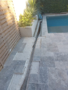 Photo de galerie - Réparation tuyauterie piscine.
refoulement.
ouverture terrasse bois puis ouverture terrasse opus.
mise en place nouvelle tuyauterie puis repose des terrasse.