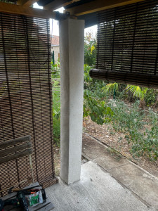 Photo de galerie - Réalisation de la pose de stores bambou sur terrasse / pergola.
