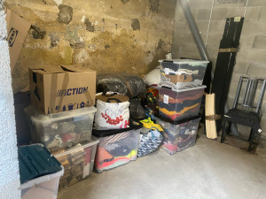 Photo de galerie - Descente d’un vingtaine de caisse en plastique du salon au garage pour les stocker 