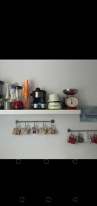 Photo de galerie - Pose étagère et support vaisselle de cuisine