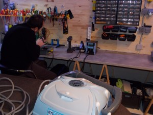 Photo de galerie - Réparation d'un robot de piscine.