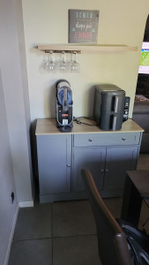 Photo de galerie - Montage d'un meuble ainsi qu'une étagère avec support pour les verres.