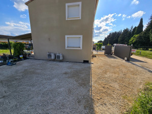 Photo de galerie - Correction des pentes et nivellement grave concassé 0/20 avant compactage