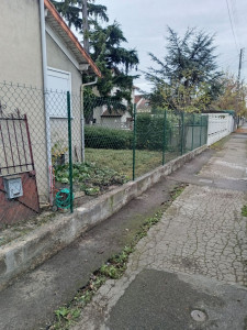 Photo de galerie - Pose du nouveau grillage simple torsion sur muret 